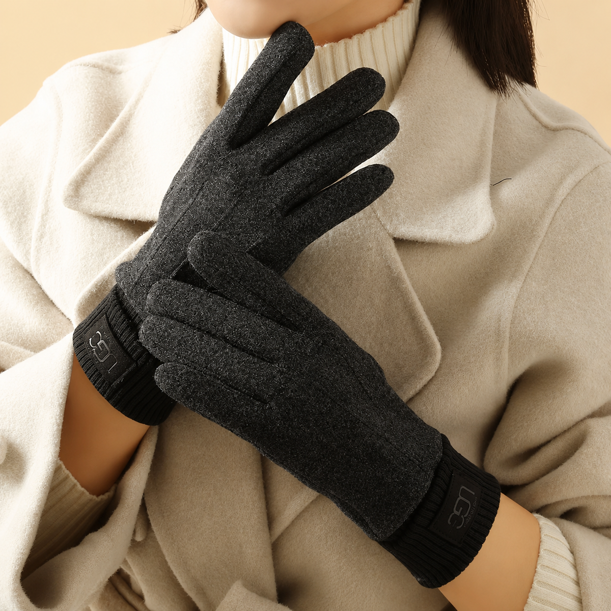 Gants en cachemire Avery Danoir Paris, modèle élégant en maille douce couleur beige