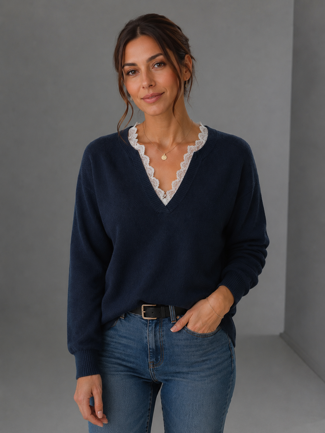 Top élégant Zaryphine de Danoir Paris, en tissu fluide avec détails raffinés, porté sur un mannequin.