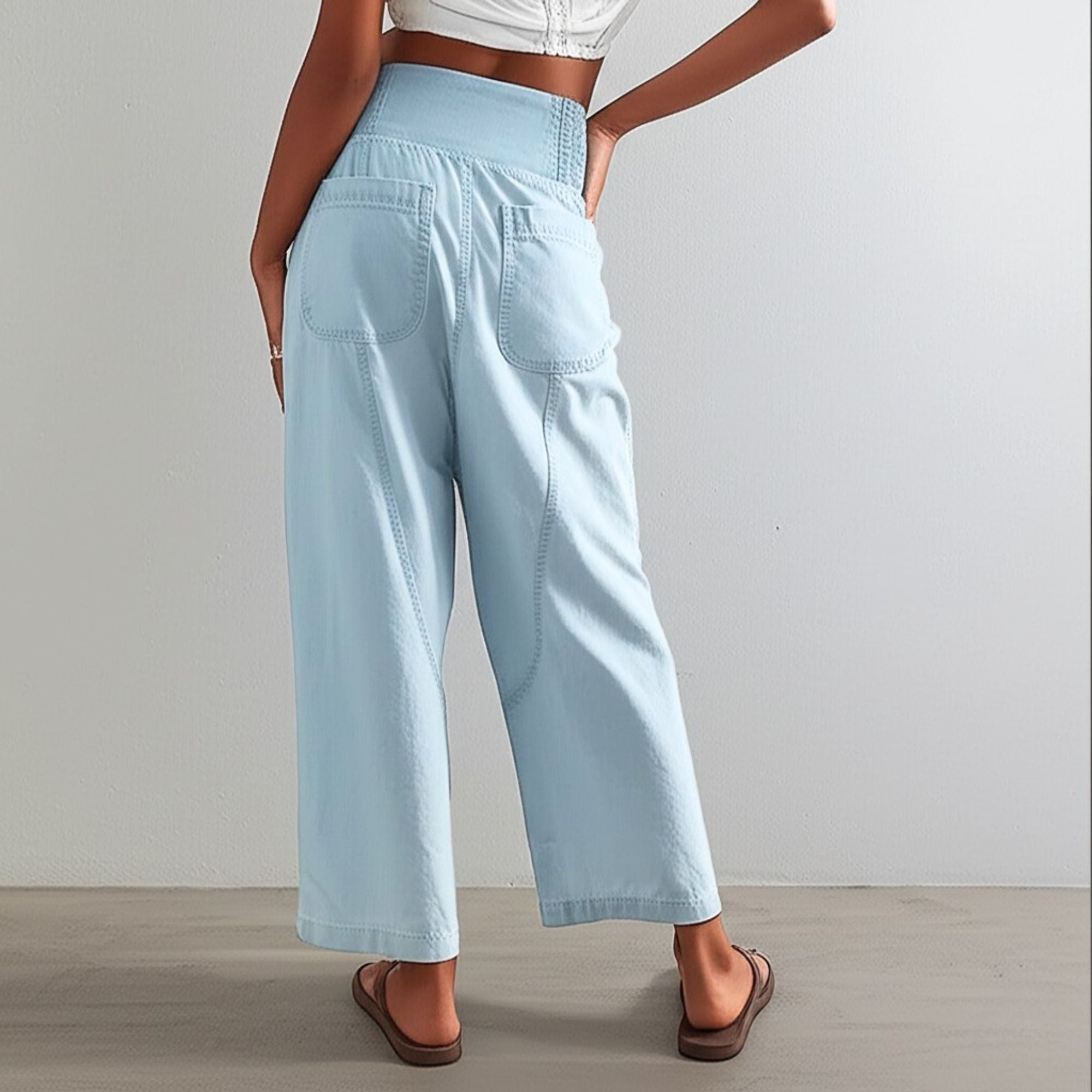 Pantalon Camille de Danoir Paris en tissu léger, couleur beige, avec coupe ajustée et détails modernes.