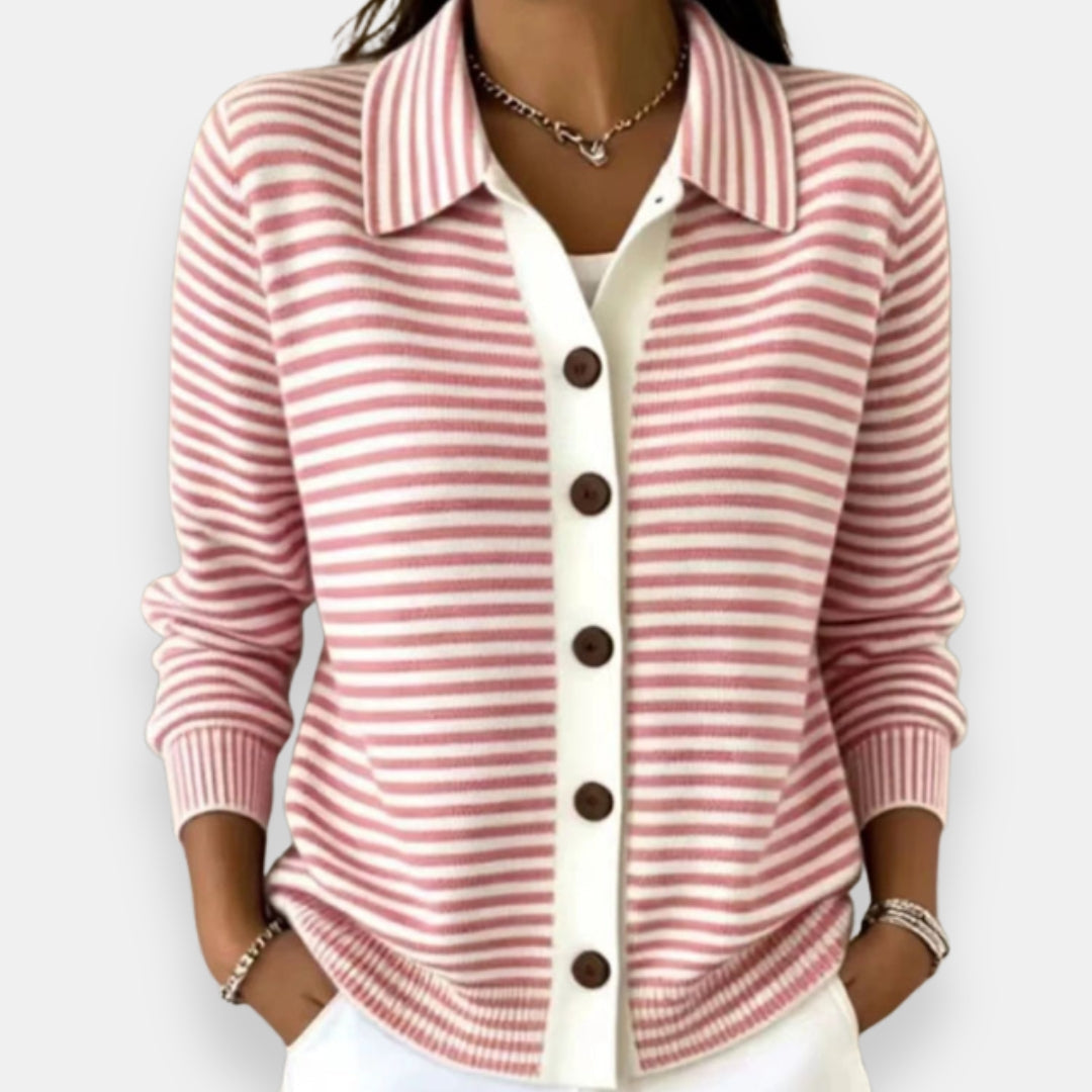Cardigan boutonné rayé Nola™ de Danoir Paris porté, vue de face, en tissu doux avec boutons devant.