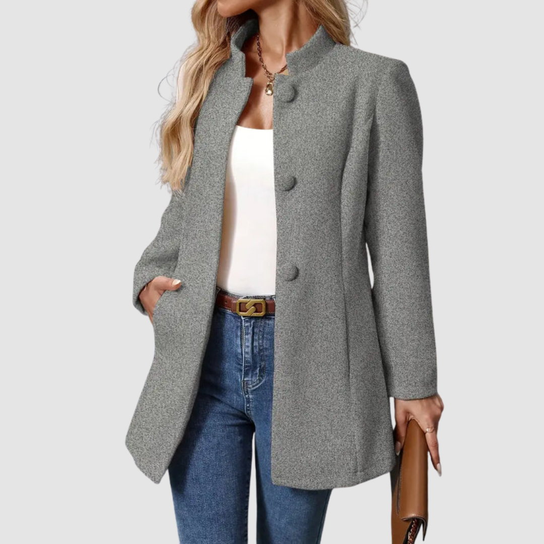 Veste élégante intemporelle Vera™ de Danoir Paris, vue de face, en tissu chic avec col et boutons sophistiqués.
