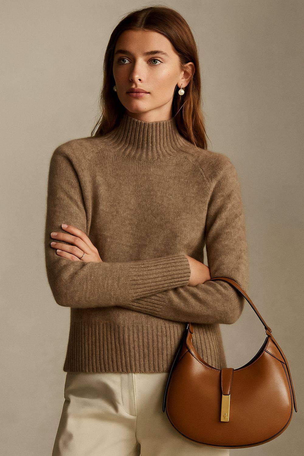 Pull en cachemire Léonne de Danoir Paris, col montant élégant, doux et chaud, en tissu fin et luxueux.