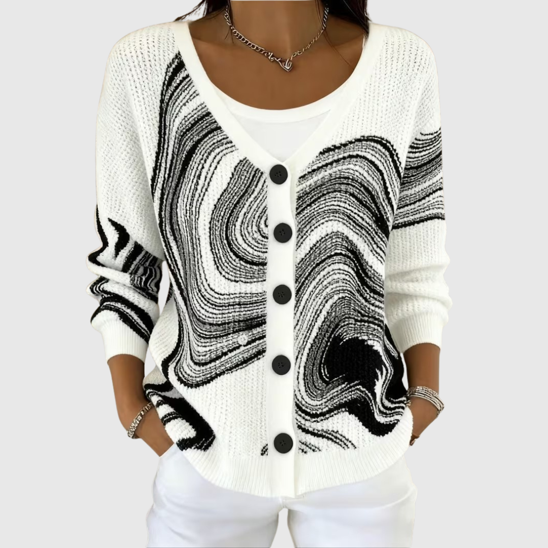 Cardigan en maille confortable Danoir Paris avec boutons, porté sur un modèle pour un look décontracté et élégant.