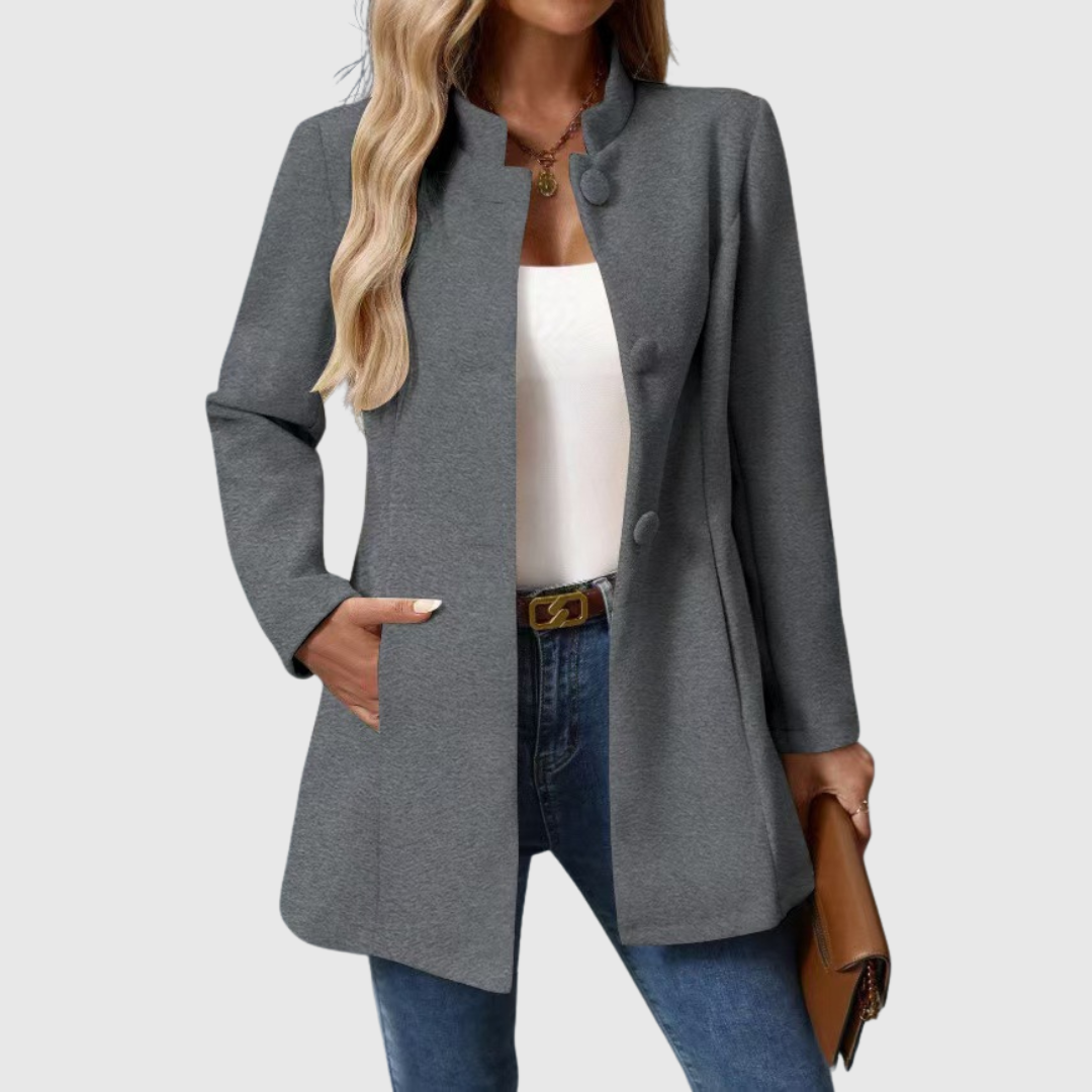 Veste élégante Carmelyssa de Danoir Paris, coupe sophistiquée, en tissu noir avec détails raffinés, vue frontale.