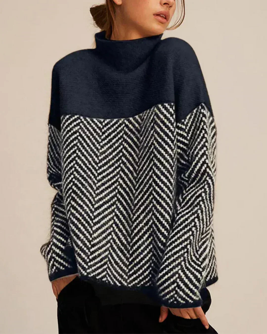 Pull en coton Norah à col montant de Danoir Paris, tissu doux blanc, porté sur un mannequin, style décontracté et élégant.