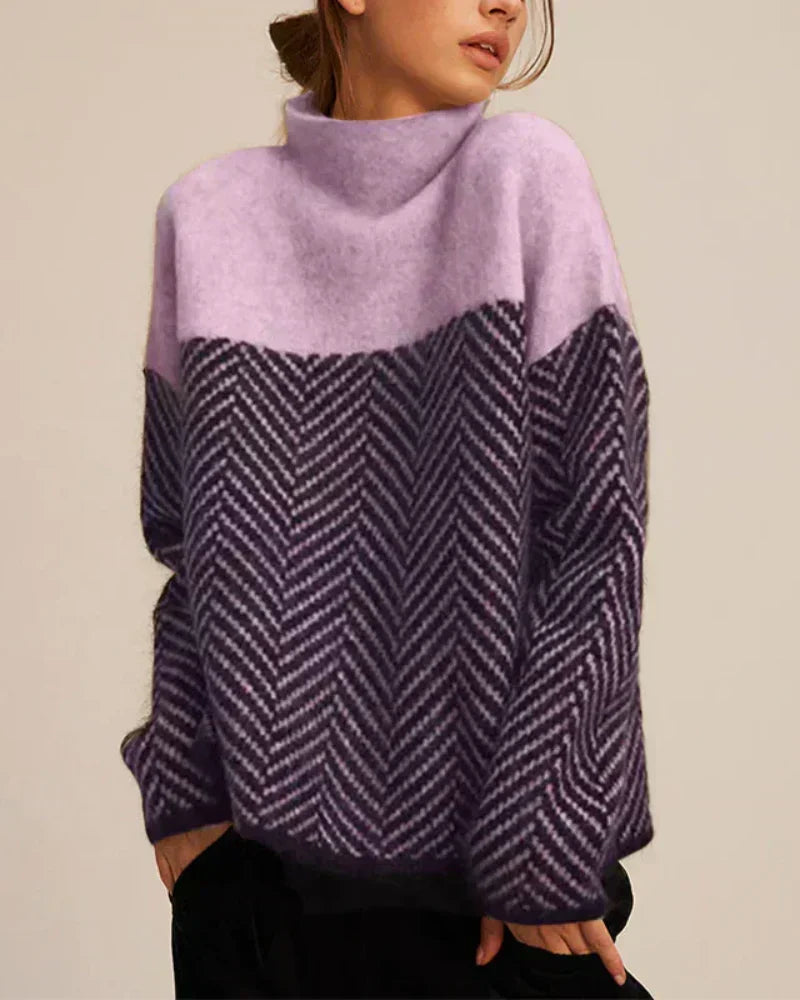 Pull en coton Norah de Danoir Paris, à col montant, porté par-dessus un fond clair, vue de face.