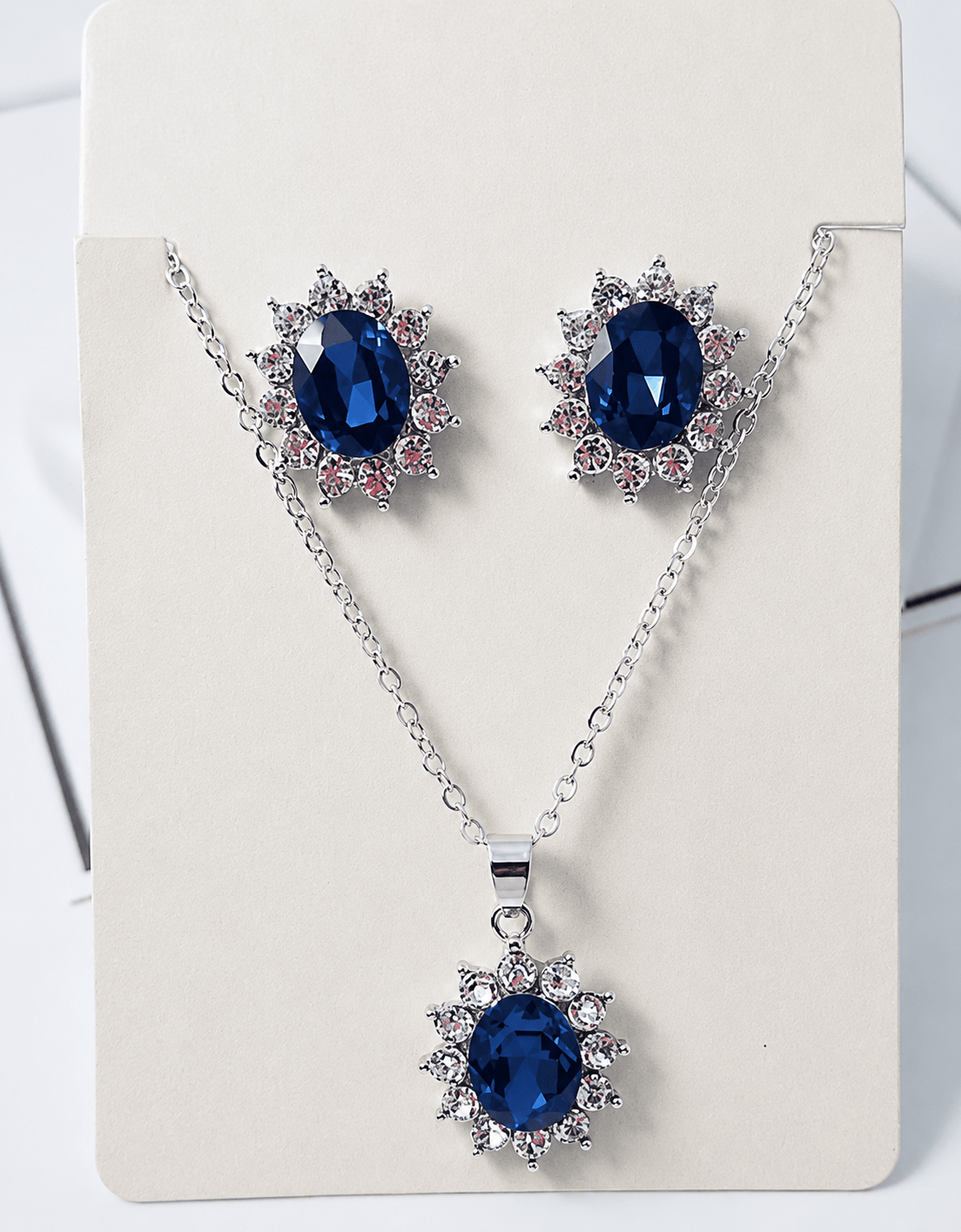 Ensemble de bijoux Katya Azuryn de Danoir Paris avec collier et boucles d'oreilles en argent et pierres bleues.