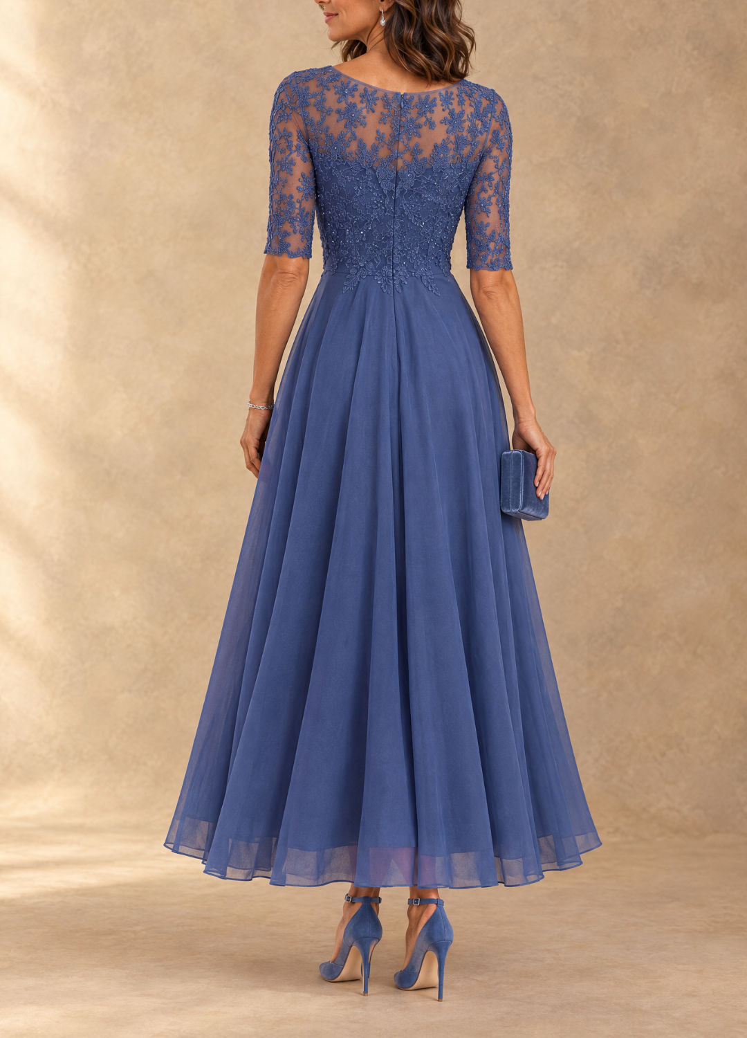 Robe en dentelle et chiffon Abella de Danoir Paris, élégante robe de soirée avec détails en dentelle et tissu léger.