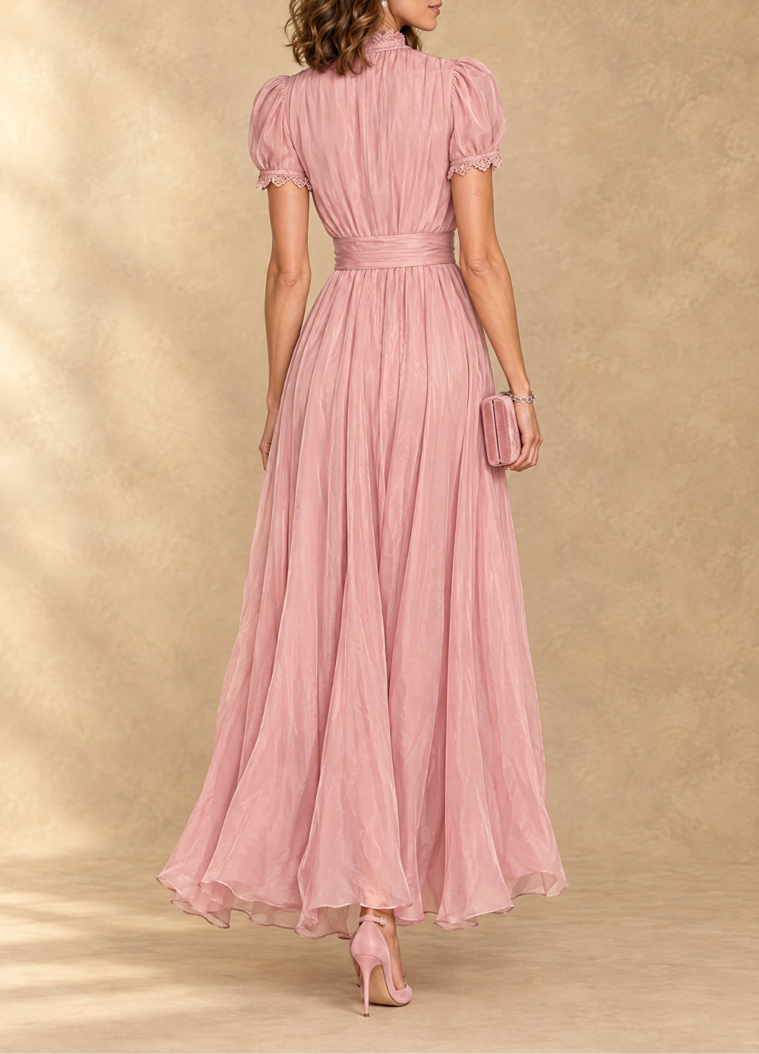 Robe maxi Danoir Paris Elia avec taille rassemblée et découpe, tissu fluide et design élégant visible sur l'image.