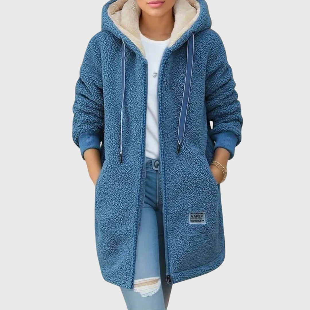 Veste en polaire pour femme Lieke™ de Danoir Paris, en tissu doux, coupe classique, couleur gris clair, détail de col et manches longues.