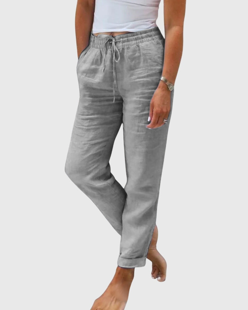 Pantalons élégants pour femmes Margaret™ de Danoir Paris, en tissu fluide, portée avec une blouse blanche dans une tenue sophistiquée
