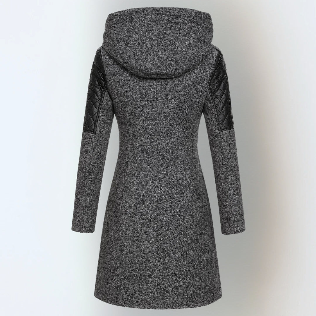 Manteau d'hiver luxueux et chaud Valeria de Danoir Paris, en tissu épais, avec col haut et boutons élégants, porté sur un mannequin.