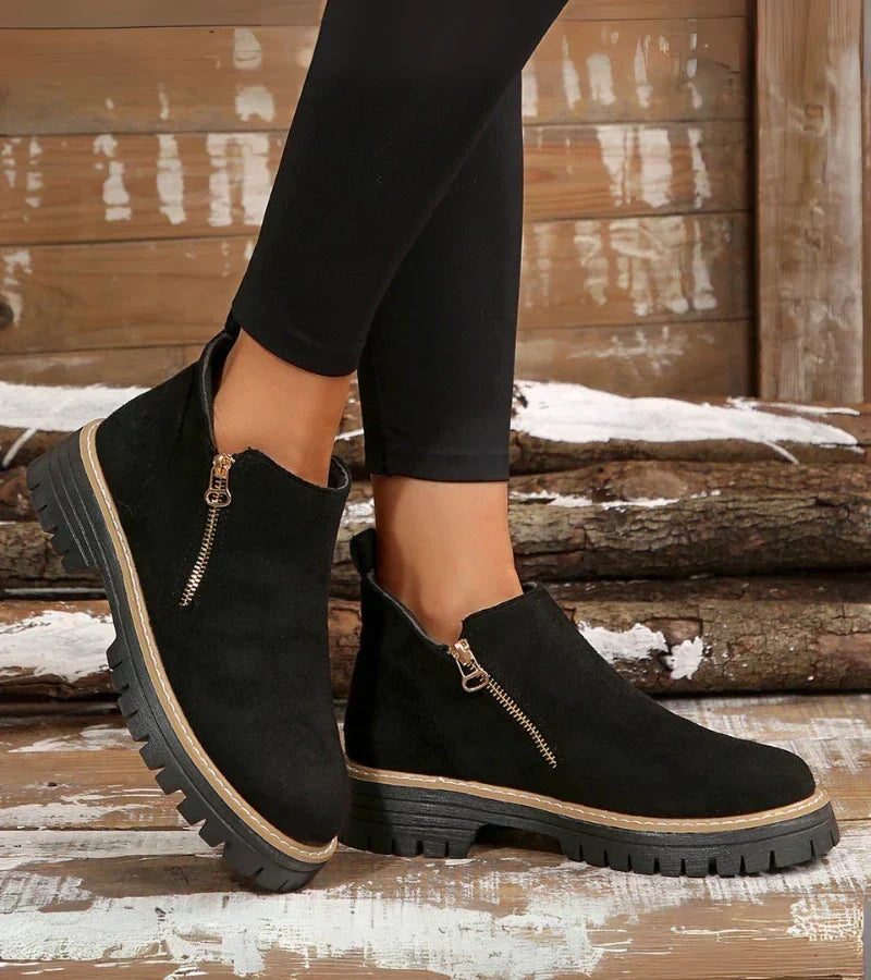 Bottines confort Danoir Paris Alessia en cuir noir avec lacets et semelle épaissie, adaptés pour un style décontracté.