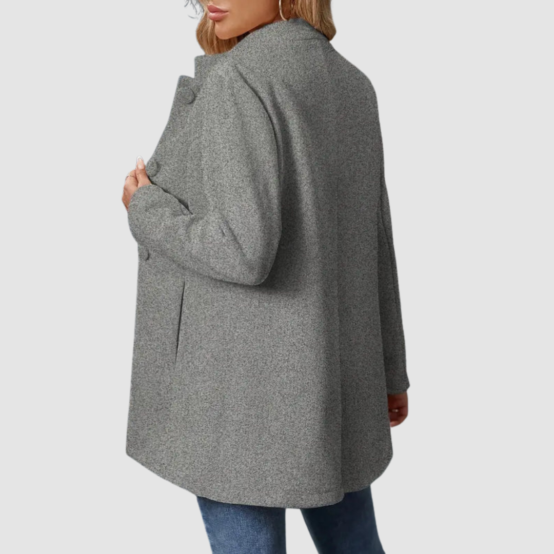 Veste élégante intemporelle Vera™ de Danoir Paris, en tissu noir avec col classique et boutons frontaux, portée sur mannequin.