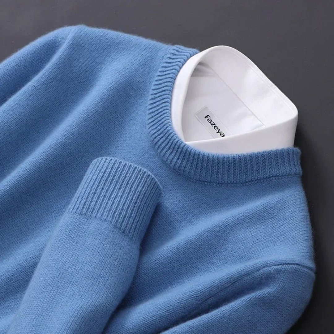 Pull en cachemire bleu clair Danoir Paris, élégant et doux, avec col rond et finition fine, porté sur un mannequin.