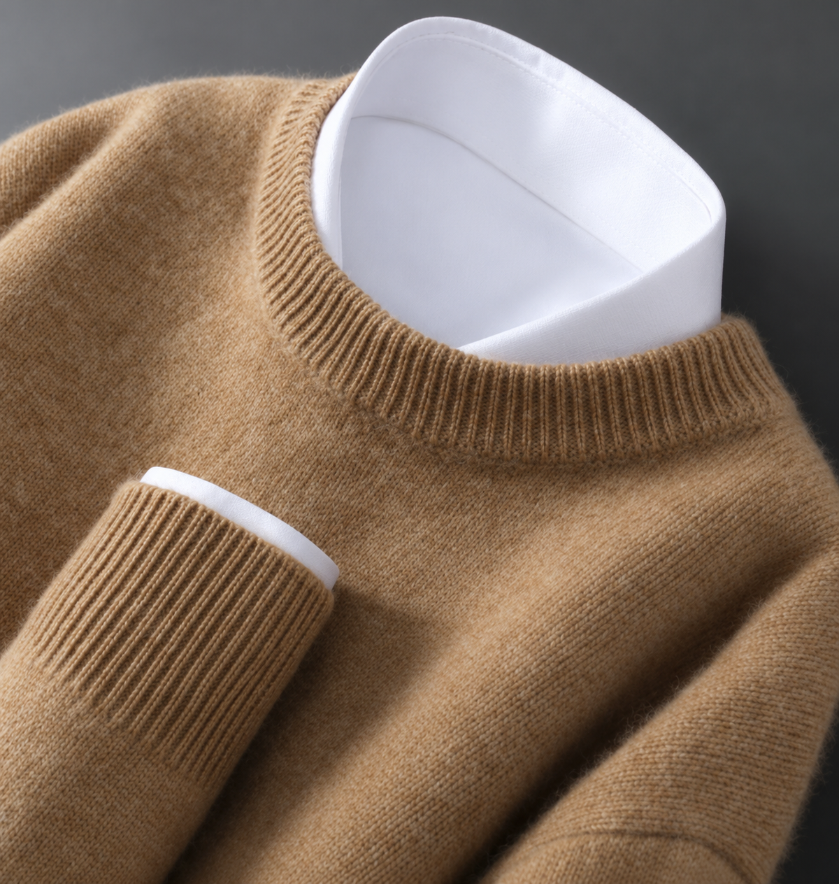 Pull en maille camel doux et chaud Danoir Paris avec col blanc, parfait pour un look confortable et élégant.