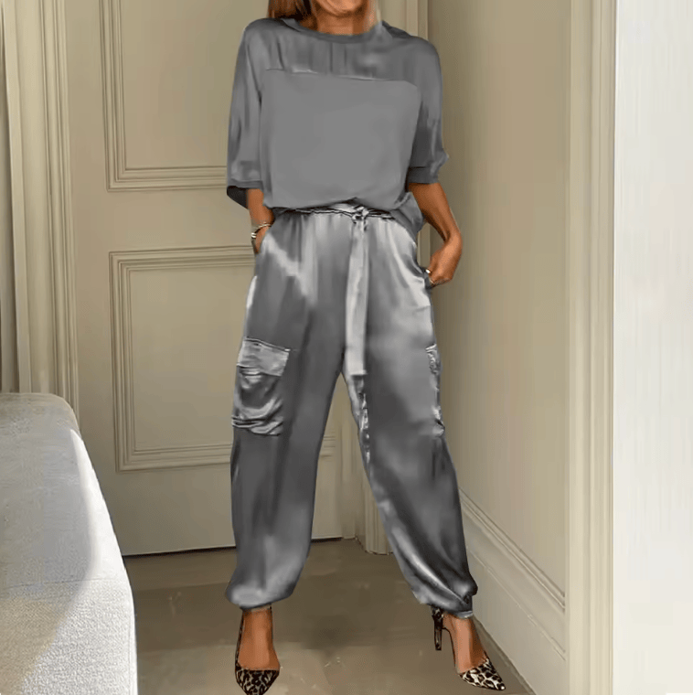 Ensemble deux pièces fluide de luxe Averielle par Danoir Paris, haut et pantalon élégants, tissu doux et sophistiqué.