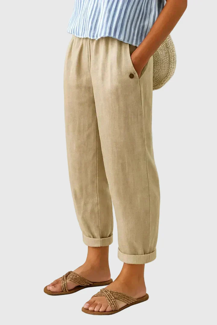Pantalon chic et confortable Samantha de Danoir Paris, coupe élégante, tissu doux, porté avec une blouse blanche.