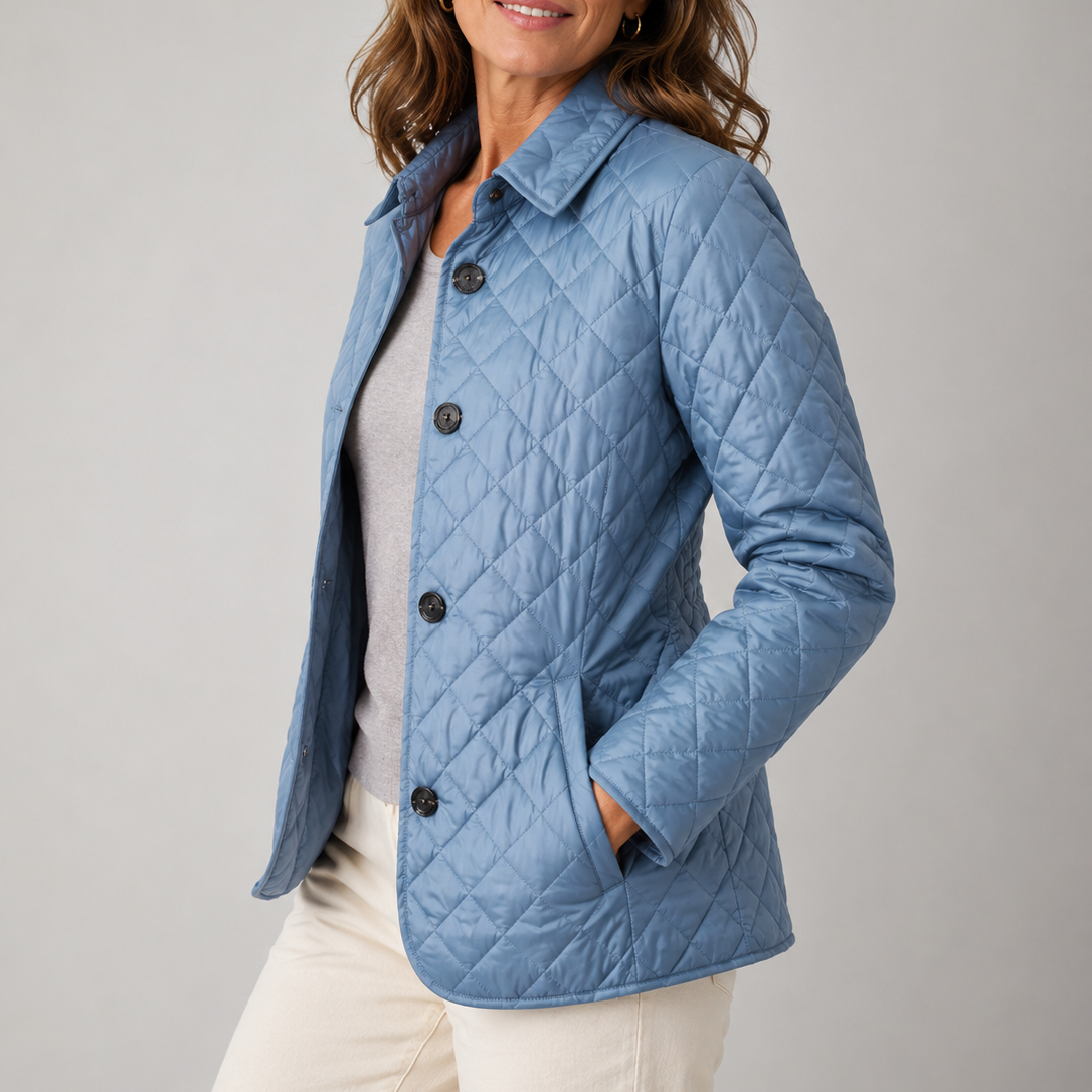 Veste matelassée légère Margot de Danoir Paris, en tissu doux, couleur neutre, portée sur un mannequin.