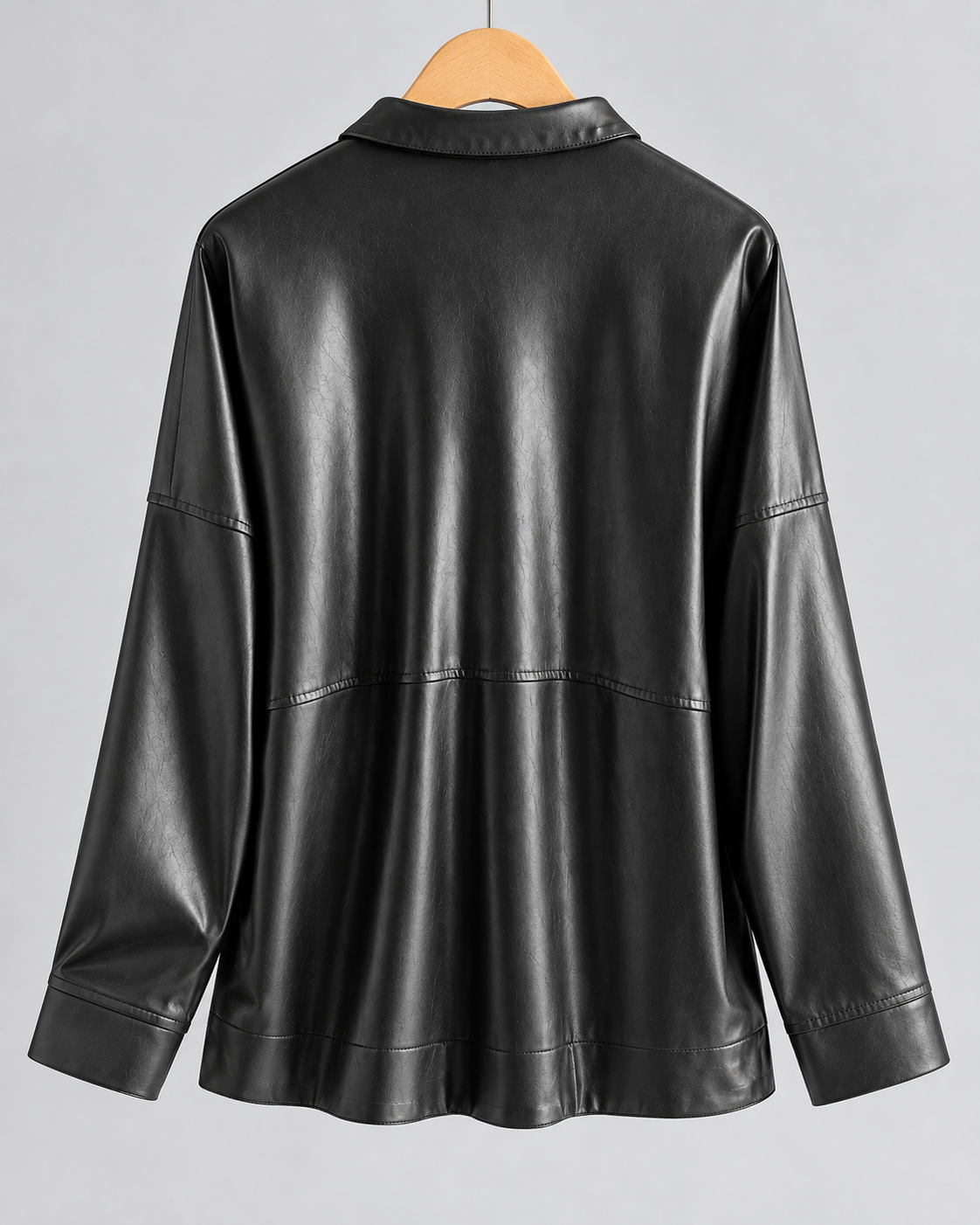 Veste en cuir véritable à boutons Amelia de Danoir Paris, vue de face, avec col et détails en cuir noir élégants.