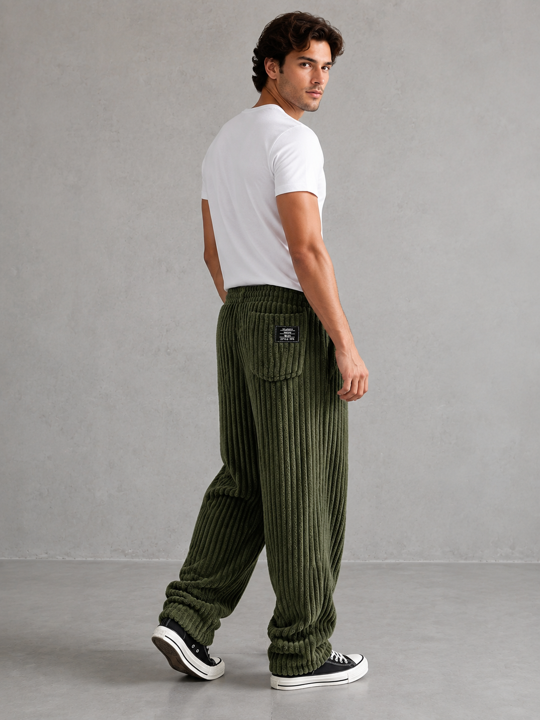 Pantalon Rowan Danoir Paris en tissu léger, coupe droite, couleur kaki, porté avec une chemise blanche pour un look élégant.