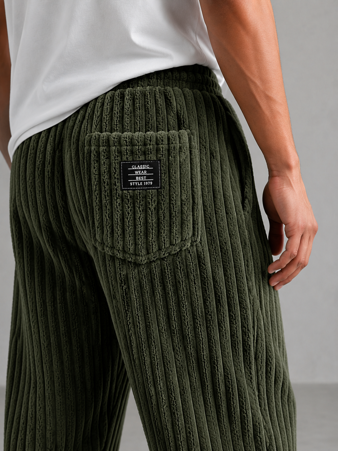 Pantalon Rowan de Danoir Paris en tissu, coupe ajustée, couleur neutre, porté avec une chemise blanche.