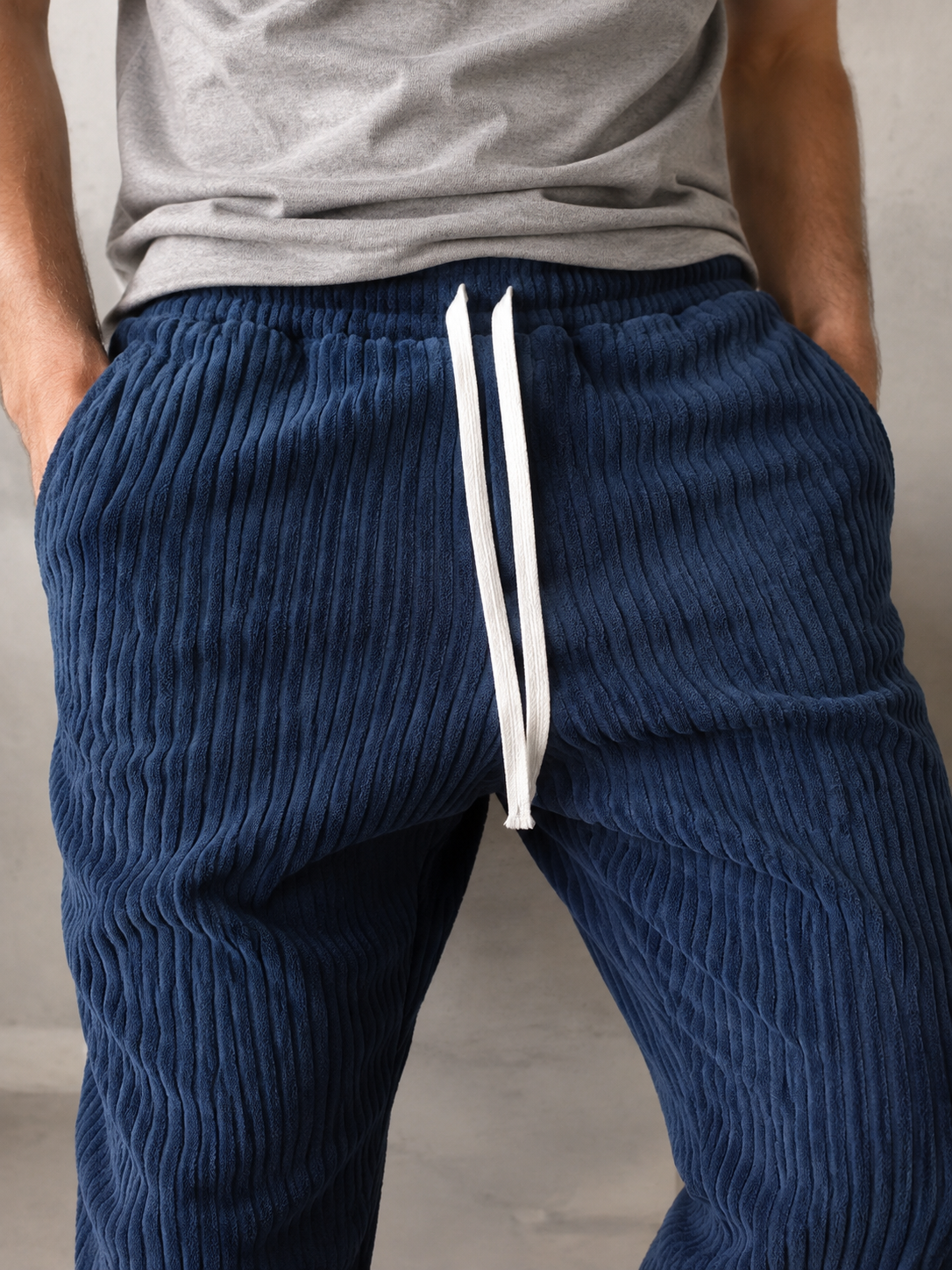 Pantalon Rowan de Danoir Paris, en tissu confortable, couleur noire, affiché sur un mannequin, style élégant et décontracté.
