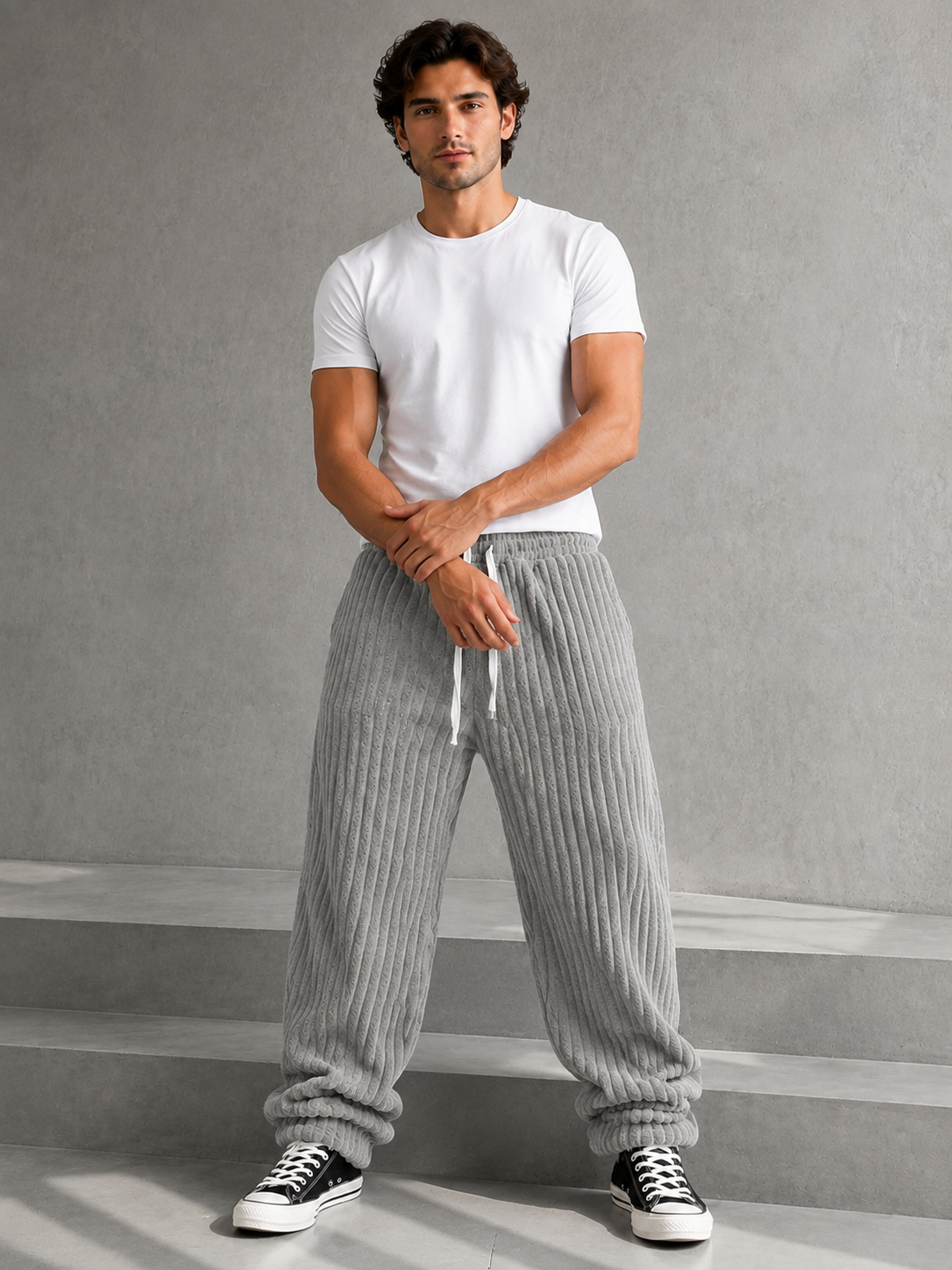 Pantalon Rowan de Danoir Paris, pantalon en tissu léger, coupe ajustée, couleur gris clair, vue frontale.