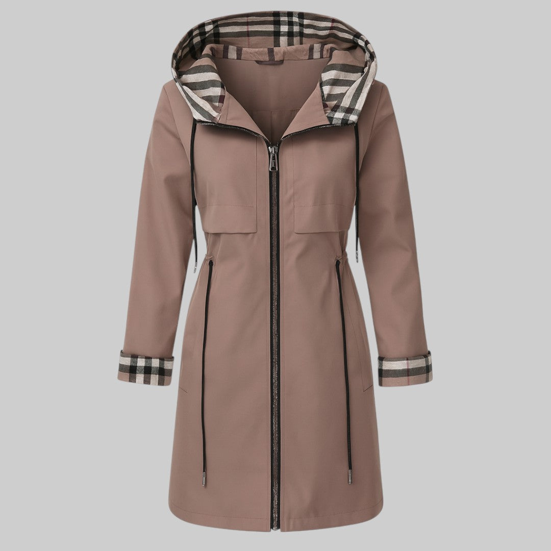 Manteau moderne Natalia™ par Danoir Paris, coupe élégante en tissu noir avec col montant et détails sophistiqués.