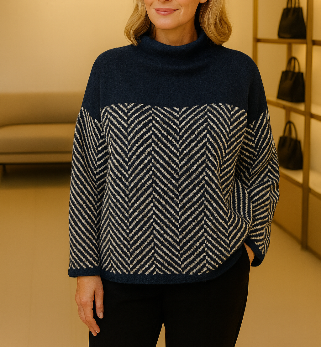 Pull en coton Norah de Danoir Paris avec col montant, gris clair, porté sur mannequin, style décontracté et confortable.