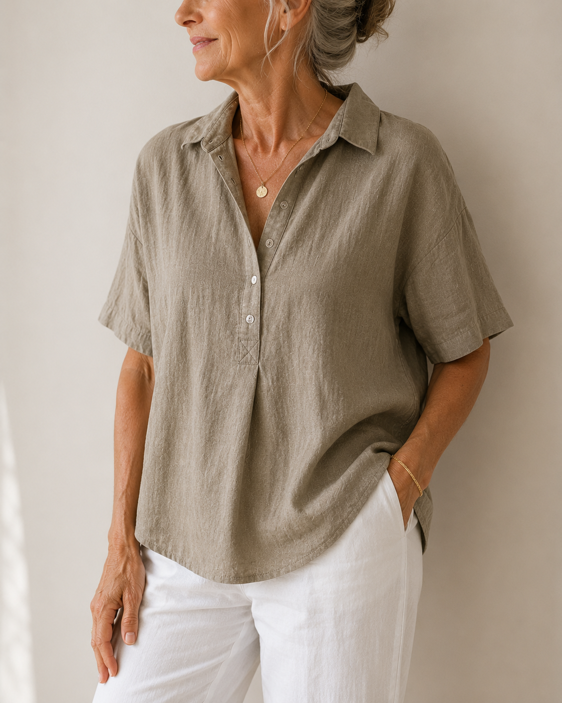 Blouse Sonja de Danoir Paris avec col et détails de boutons, vue en gros plan sur le tissu et la finition.