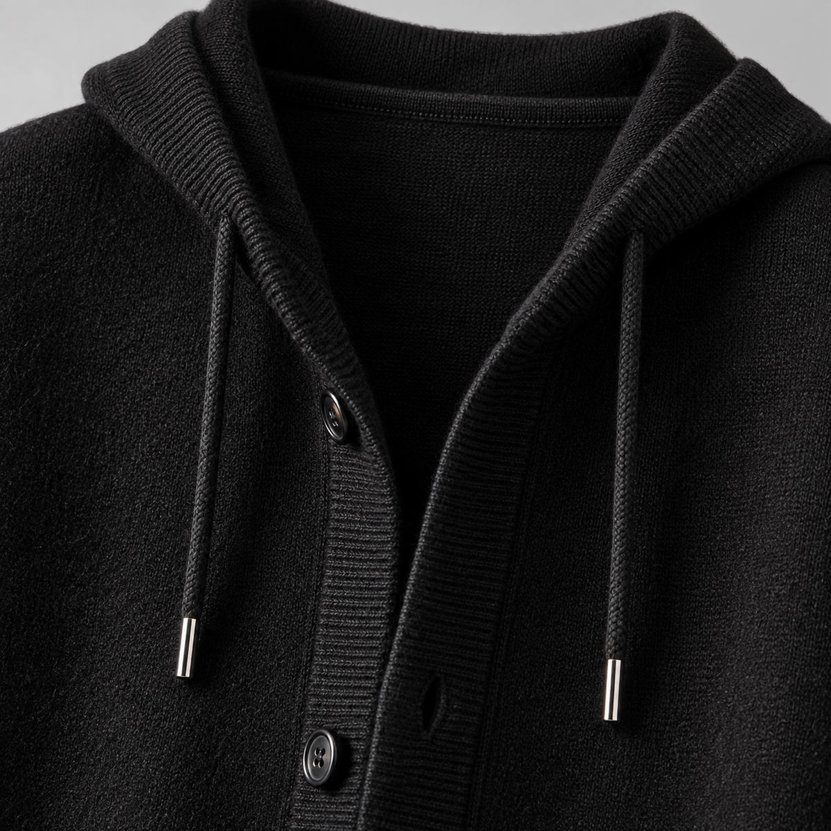 Cardigan à capuche en laine Mavoni de Danoir Paris avec boutons, vue de face montrant la texture douce et le design élégant.