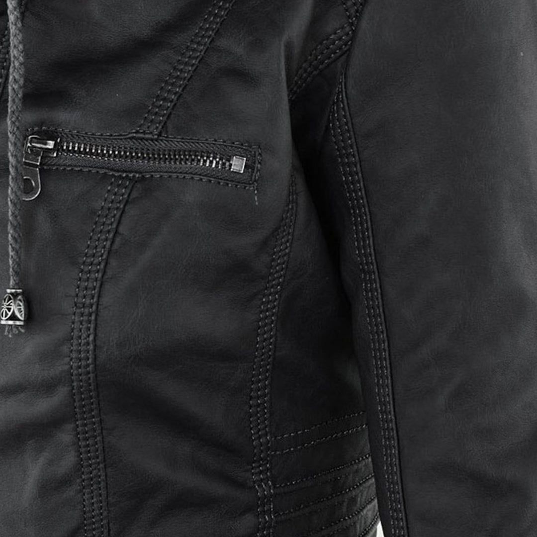 Veste élégante et structurée Monica pour femme, style fashion, de la marque Danoir Paris, vue en gros plan.