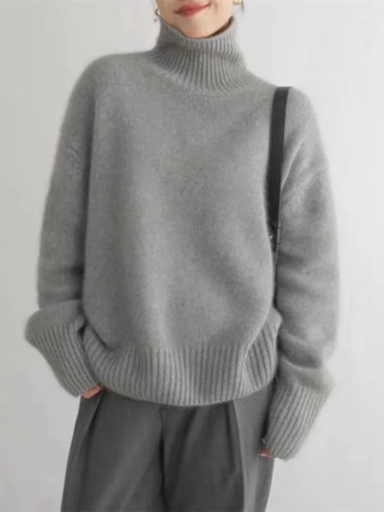 Pull col roulé en cachemire luxueux Amaya de Danoir Paris, tricotée en cachemire 100 % pour femmes, style chaud et élégant.