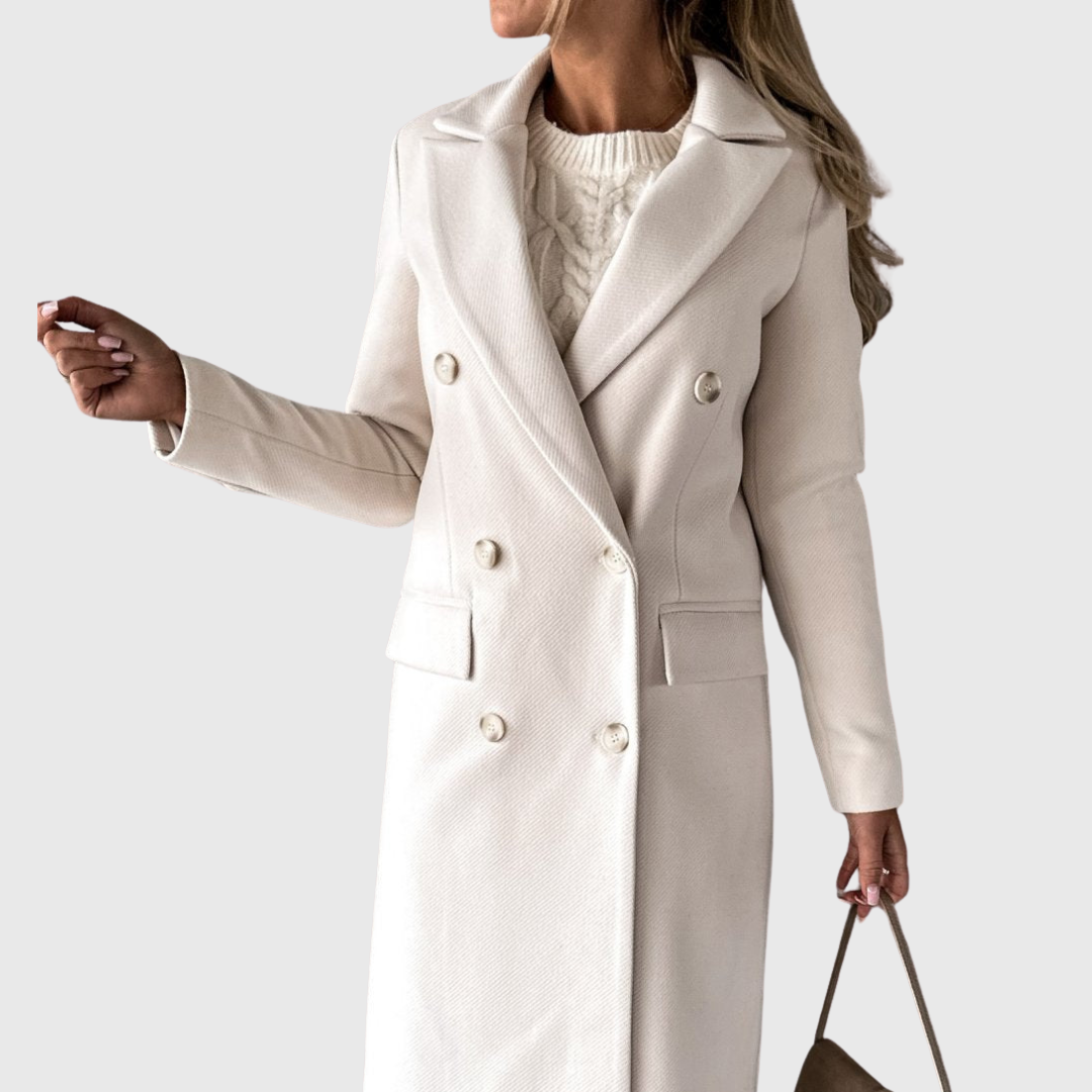 Manteau intemporel Jolie par Danoir Paris, en tissu élégant, porté avec col et manches longues, vue de face.