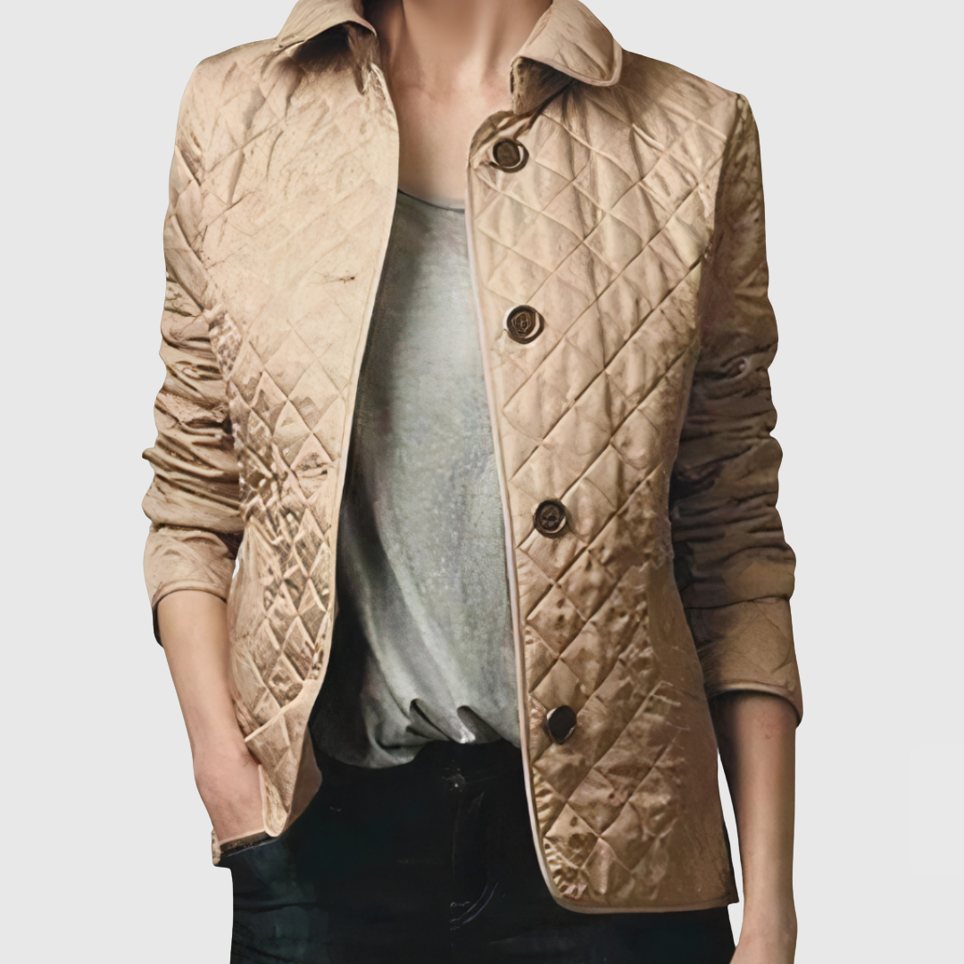 Veste d'automne Jennifer de Danoir Paris, en tissu doux avec col montant et fermeture éclair, portée par un mannequin.