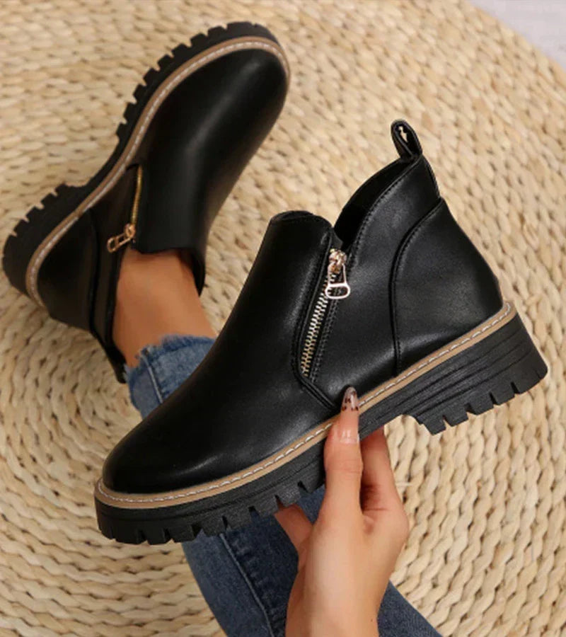 Bottines femme Rosina avec talon léger de Danoir Paris, en cuir noir, style élégant et confortable pour la mode urbaine.
