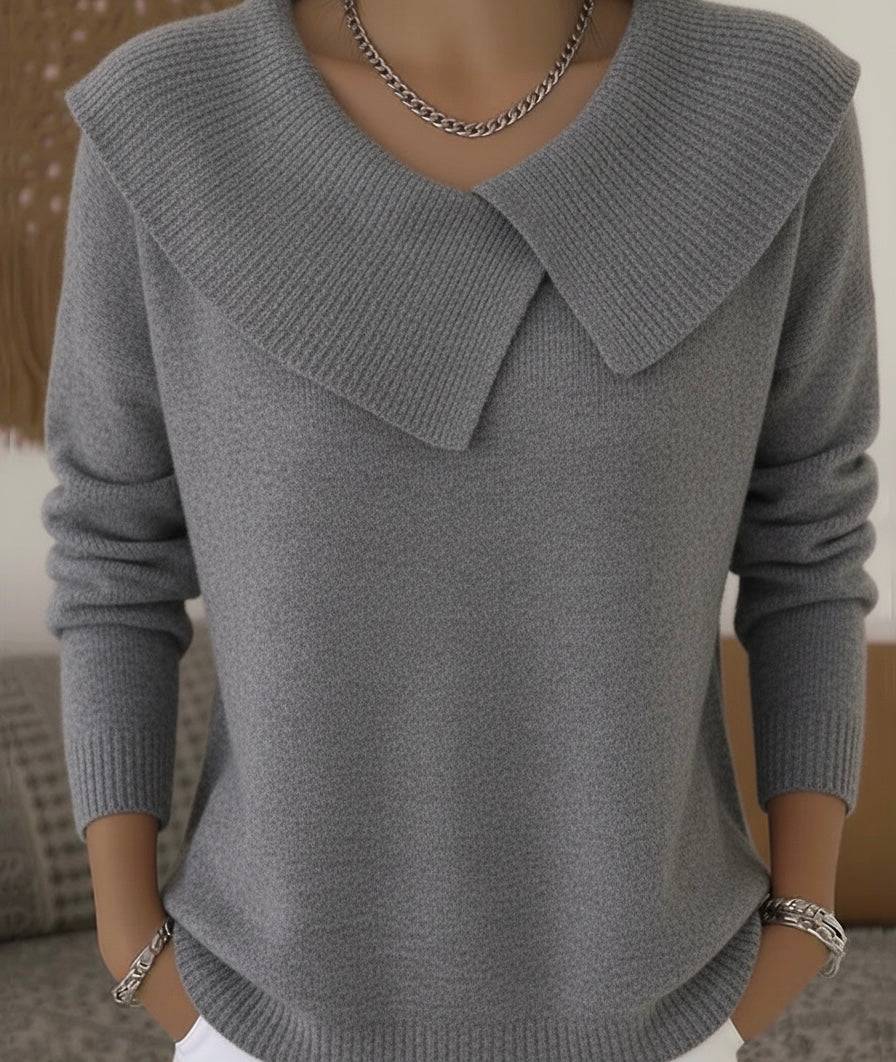 Pull côtelé élégant Rylee de Danoir Paris, en tissu doux, porté sur mannequin, couleur neutre, détails du col et des manches visibles.
