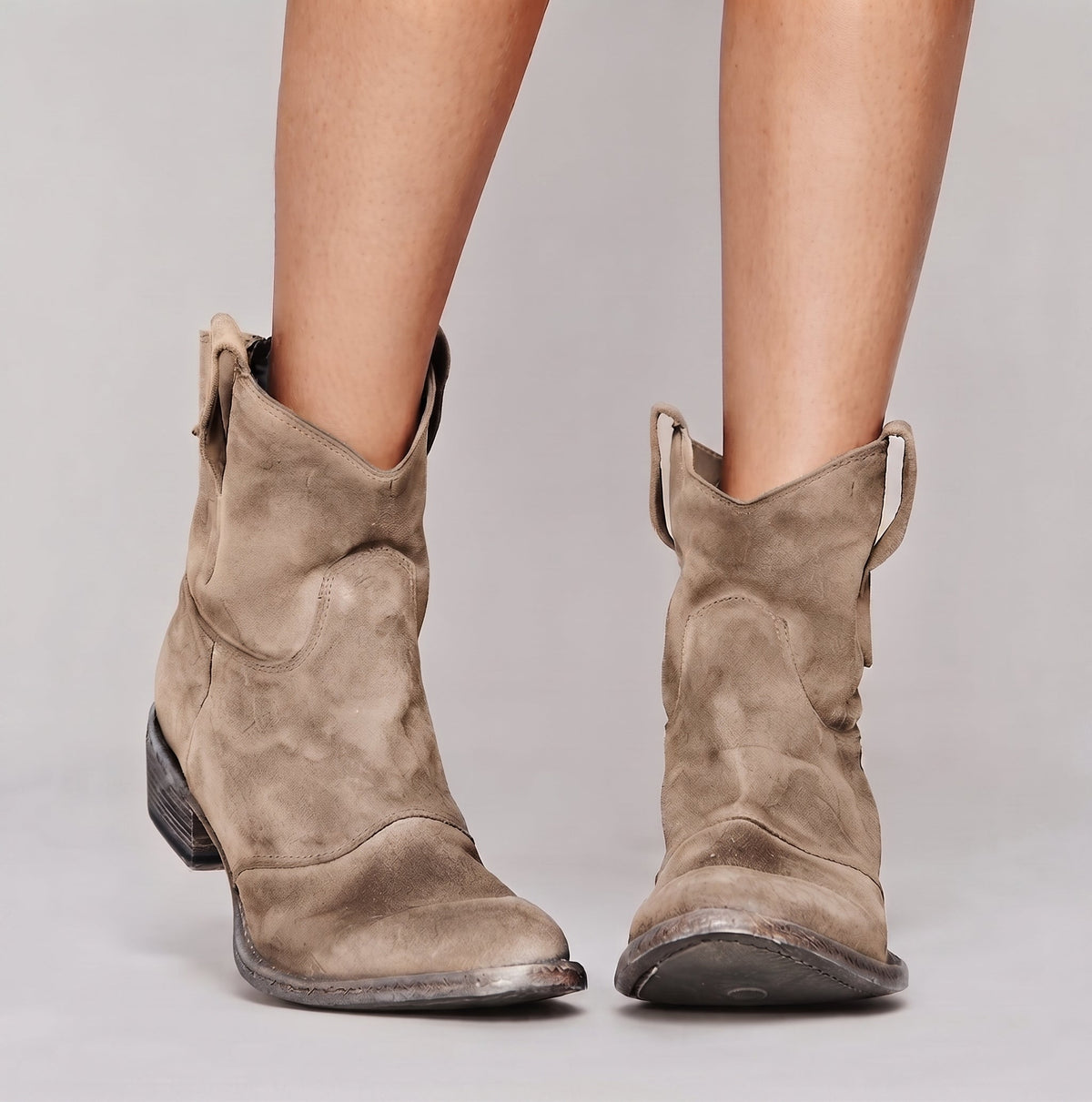 Bottines en daim élégantes ÉLODIE™ de Danoir Paris avec talon moyen et design chic, montrées de profil sur fond neutre.