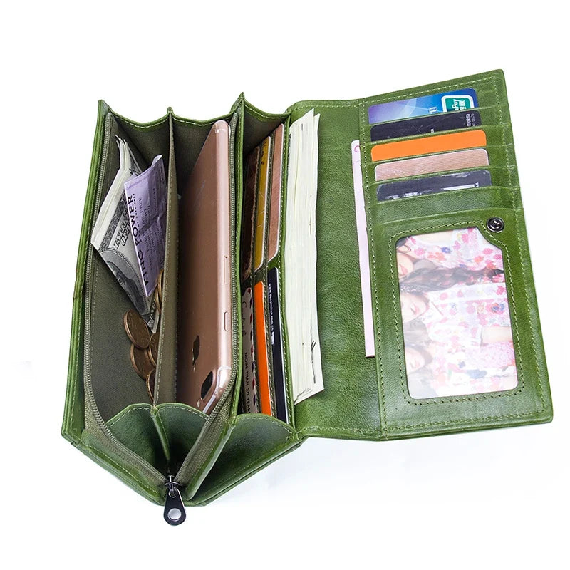 Portefeuille femme en cuir véritable Danoir Paris, ouvert avec plusieurs compartiments et cartes visibles.