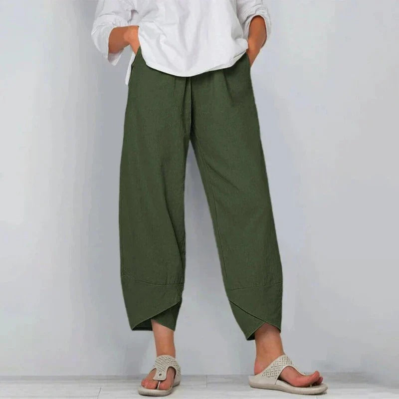 Pantalon d'été chic Garance de Danoir Paris, coupe élégante en tissu léger, porté avec une blouse blanche.