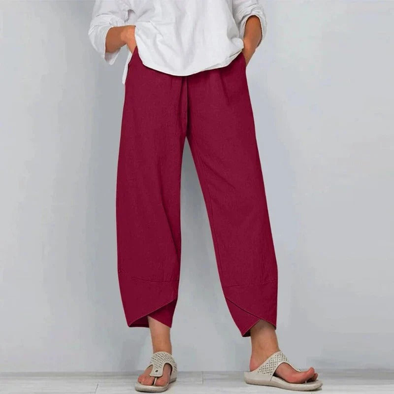 Pantalon d'été chic Garance de Danoir Paris, coupe élégante en tissu léger, porté avec une blouse blanche.