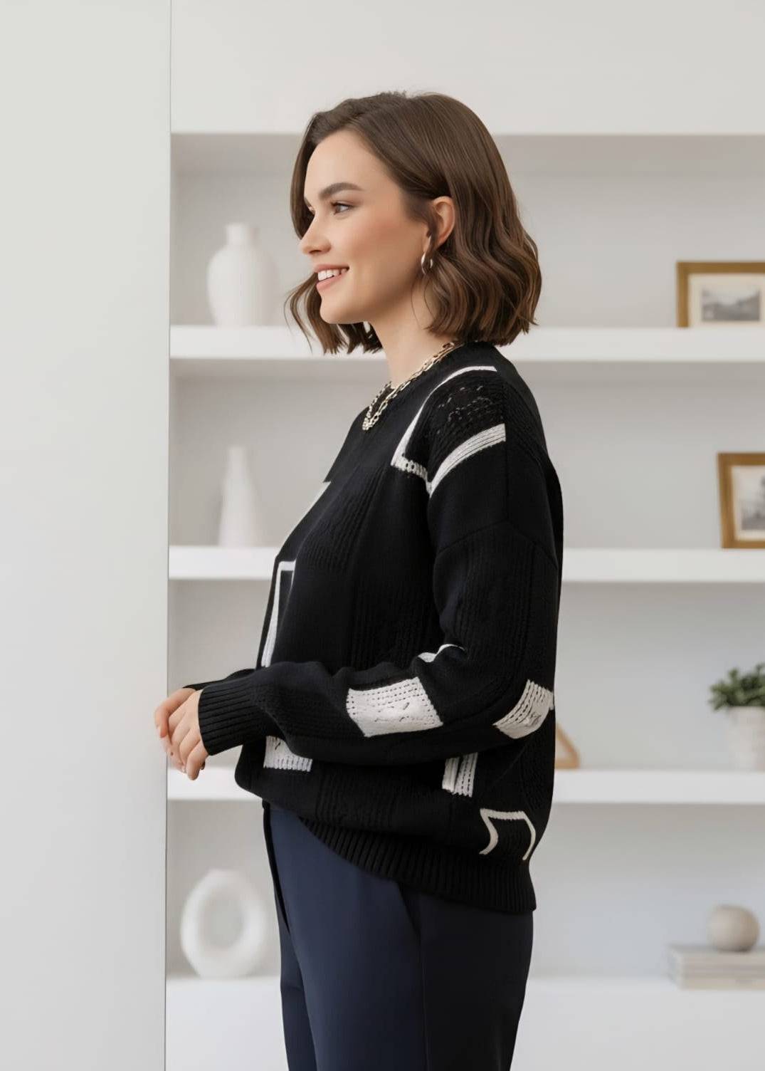 Pull rétro chic Roby de Danoir Paris, en maille douce avec motifs élégants, porté par un mannequin.