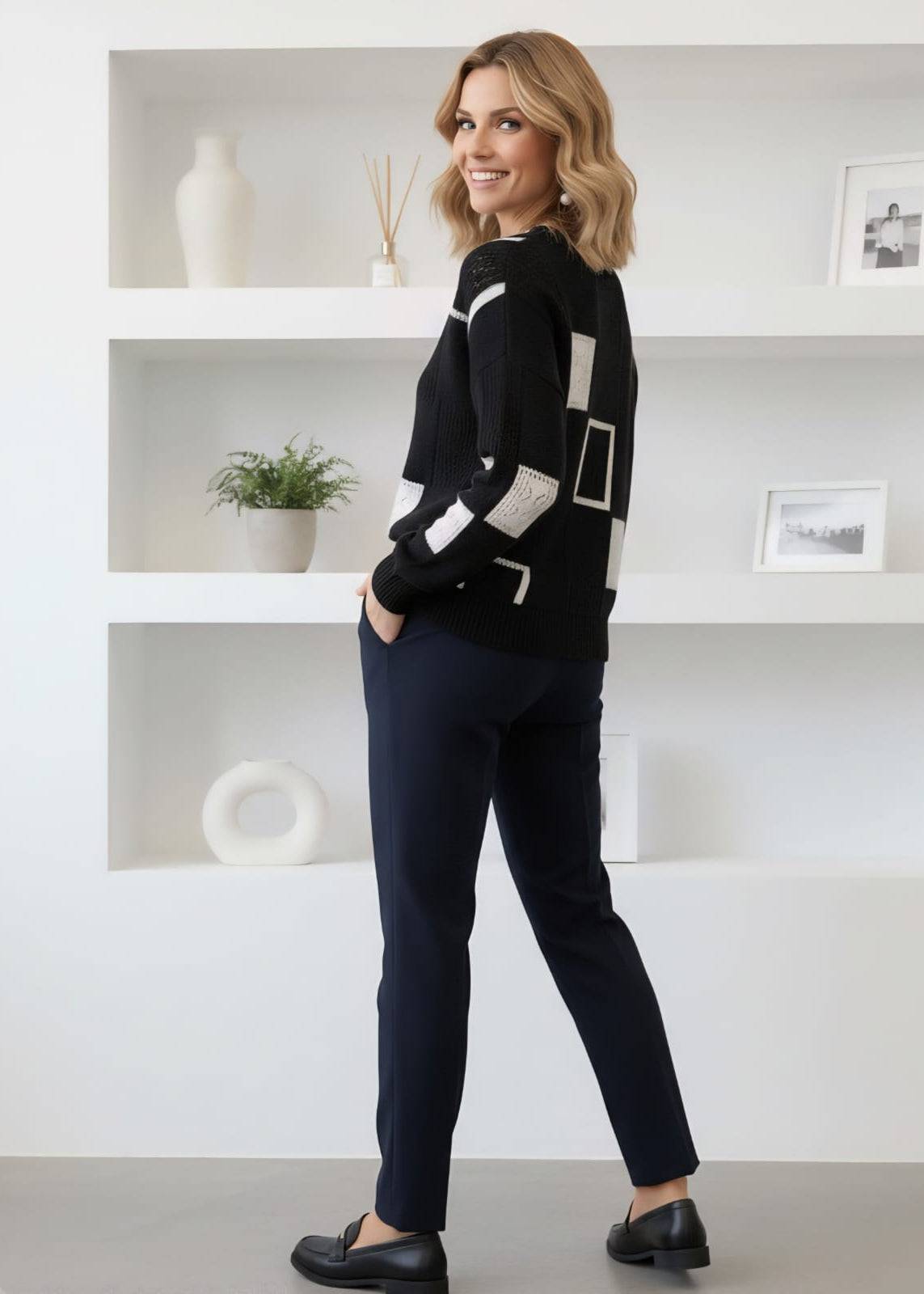 Pull rétro chic Roby de Danoir Paris, vue de face avec détails du col et des boutons, style élégant et vintage.