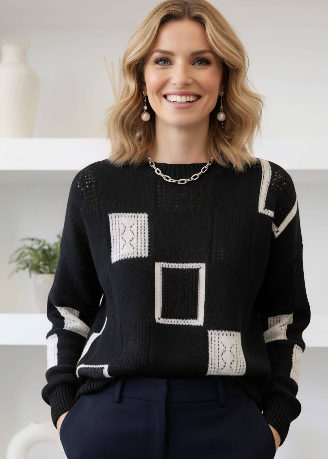 Pull rétro chic Danoir Paris Roby, doux tissu, col en V, design élégant et tendance, coloris neutre, porté sur mannequin.
