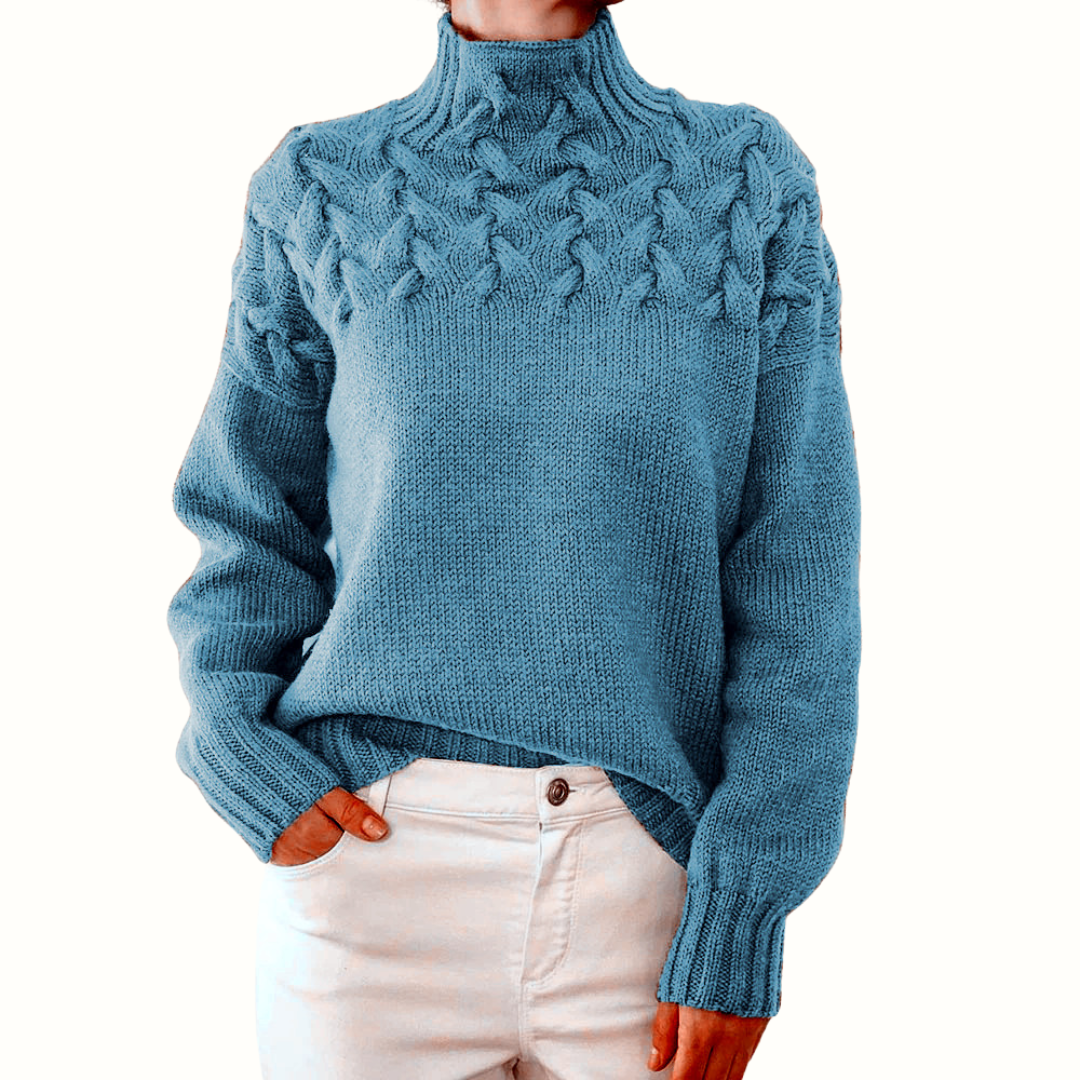Pull col roulé chaud Elena pour femmes, maille douce de Danoir Paris, en bleu clair, porté sur mannequin.