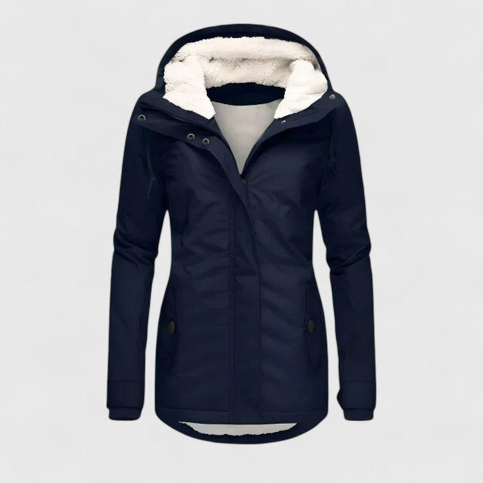 Veste sophistiquée Tivona FR873 de Danoir Paris, coupe élégante, tissu chic, portée par un mannequin.