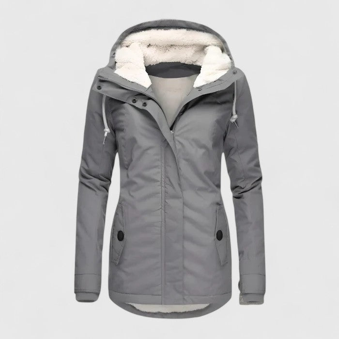 Veste sophistiquée Tivona Danoir Paris, modèle FR873, en tissu élégant avec col et boutons, portée chic et moderne.