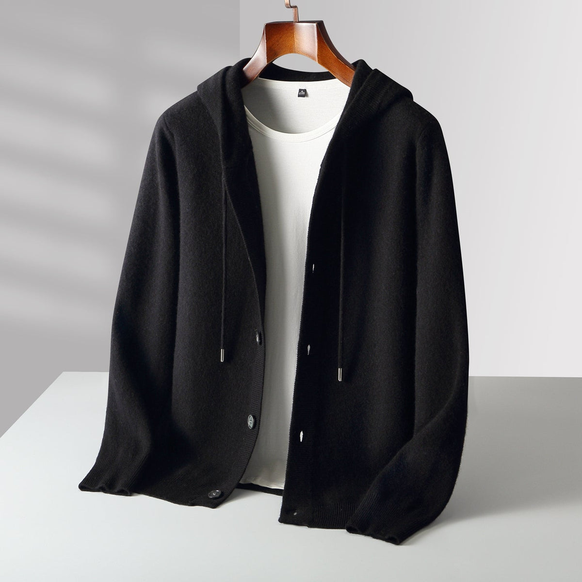 Cardigan à capuche en laine Danoir Paris avec boutons, détail visible, tissu doux et confortable, couleur neutre.