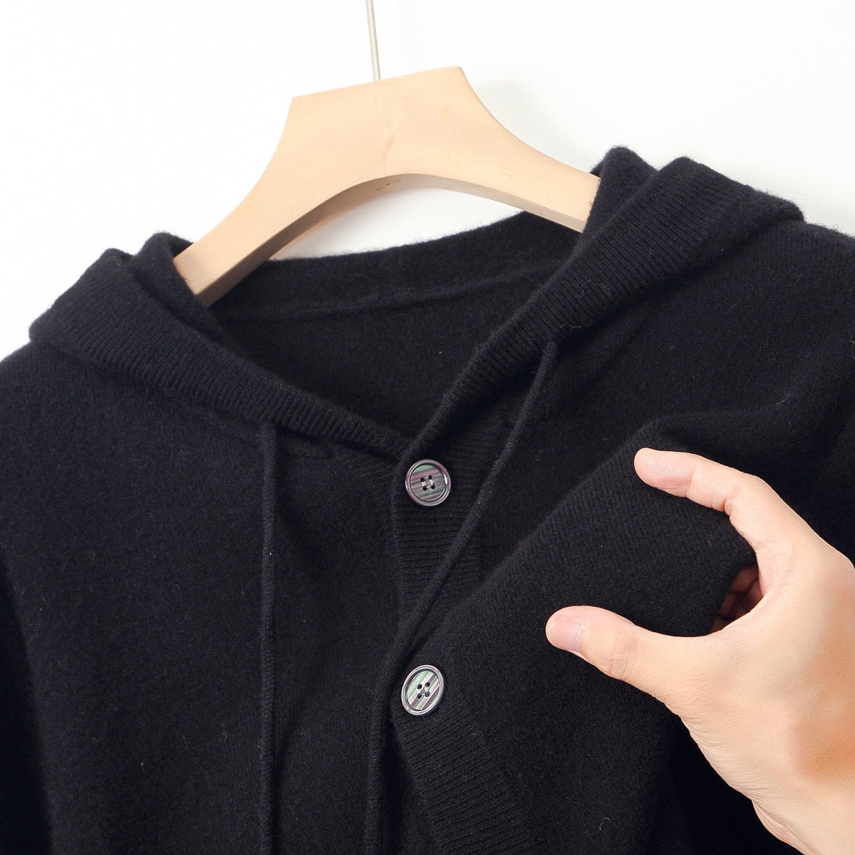 Cardigan à capuche en laine Danoir Paris avec boutons, vue de face, en gris avec détails en maille.